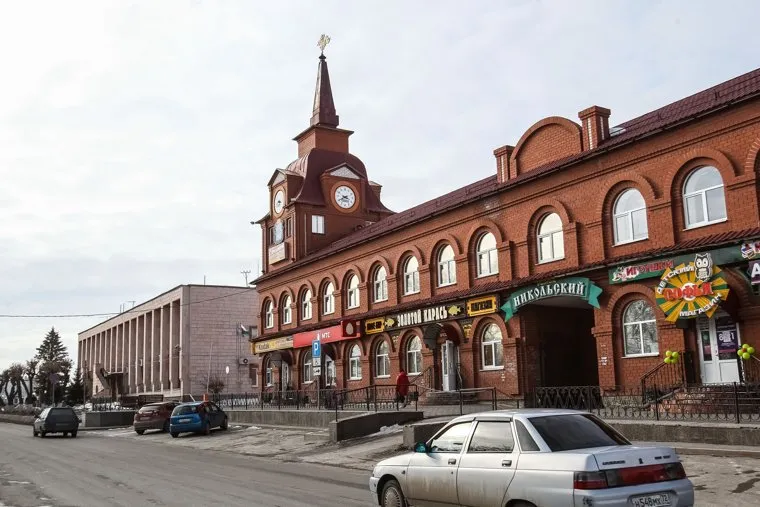 Уборка снега и состояние улиц города Ишим, объекты городской инфраструктуры и мэр Федор Шишкин. Город Ишим, Тюменская область, 5 апреля 2017 года.