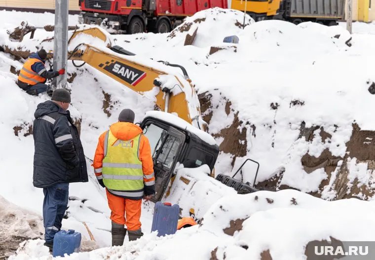 Экскаватор провалился в яму 28 апреля