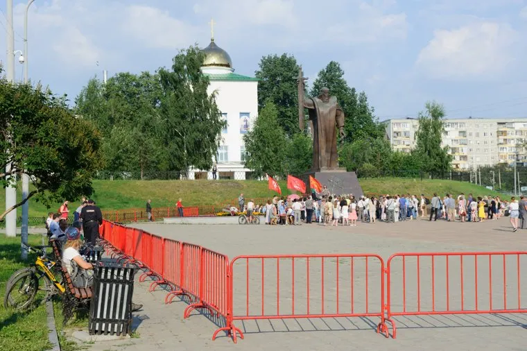 Митинг на площади Обороны против поднятия пенсионного возраста. Екатеринбург, массовое мероприятие, площадь обороны, памятник седой урал