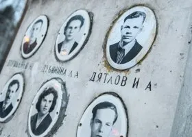 На перевале Дятлова установили памятник погибшим студентам