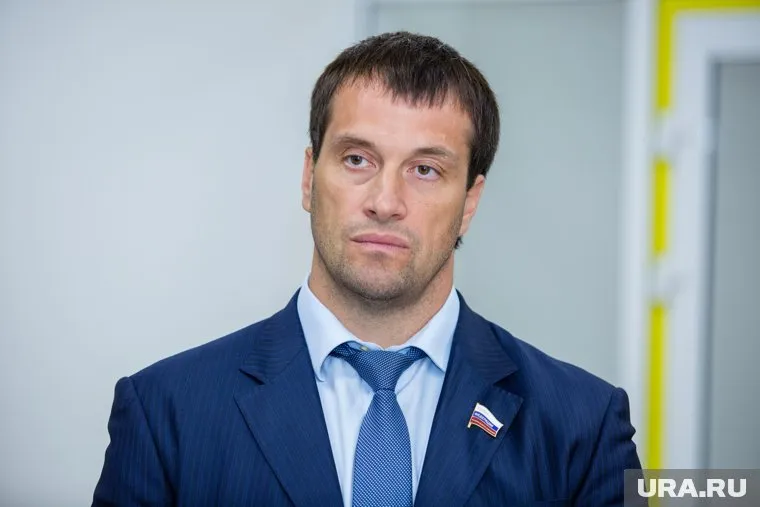 Эдуард Исаков в ЛНП вручил военным автомобиль