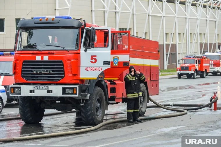 В Новом Уренгое горит магазин "Мир Строй"