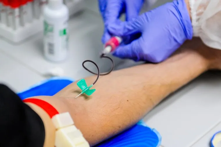 Тест на коронавирус в лаборатории. Челябинск