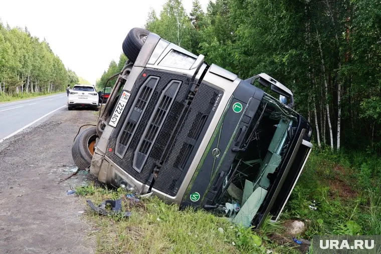 В аварии столкнулись еще и две фуры