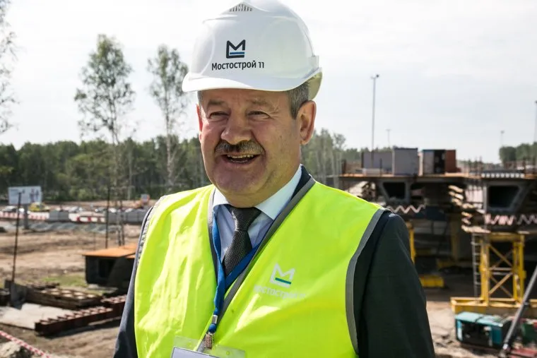 Визит Николая Цуканова , полномочного представителя президента на ЖД вокзал , строительство кольцевой автодороги и НПЗ. Тюмень 