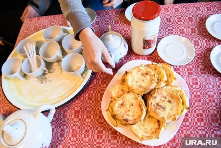 Повара готовят блюда у себя дома