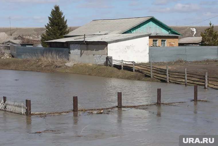 Селян просят взять с собой личные вещи и покинуть дома в зоне затопления
