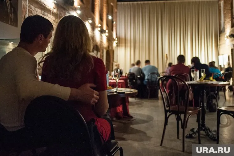 Устройте для женщины романтический ужин в честь праздника