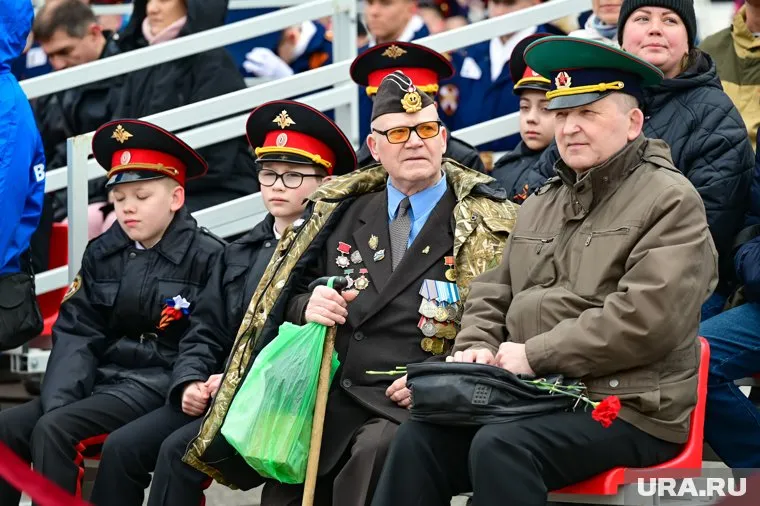 Инвалидам, ветеранам войны и вдовам военнослужащих выплатят по 80 тысяч рублей
