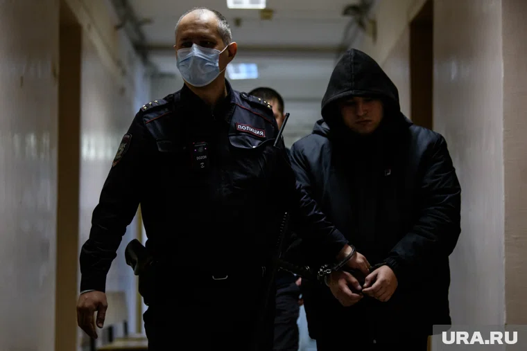 Мера пресечения обвиняемым в похищении, понуждении к действиям сексуального характера и хулиганстве. Свердловская область, Каменск-Уральский