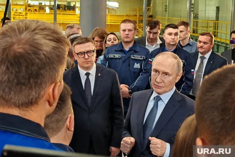Владимир Путин на встрече с рабочими ММК: «С губернатором мы в контакте постоянно находимся. Еще будем встречаться с губернатором, поговорим обо всем, и о развитии области в целом, и о Магнитогорске в частности»