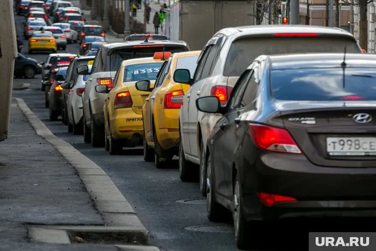 Автомобилисты встали в пробке на пути к кладбищу