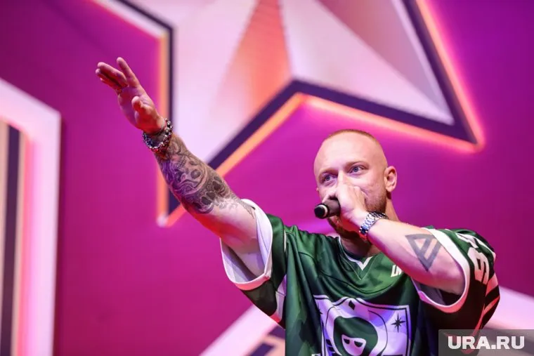 Леша Свик большую часть концерта пел на сцене