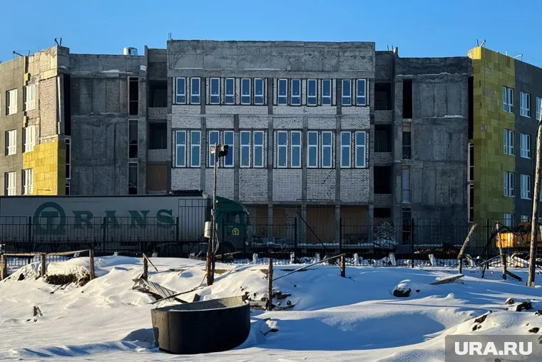 Строителей торопят быстрее достраивать школу в Заозерном