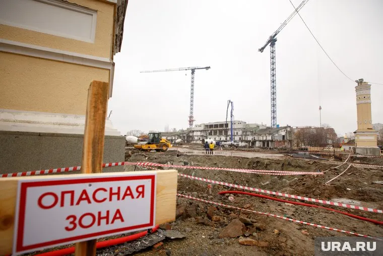 Строительство, снос и опять строительство Центрального стадиона стало "опасной зоной" для свердловских министров. Некоторых теперь,  возможно, действительно ждет зона
