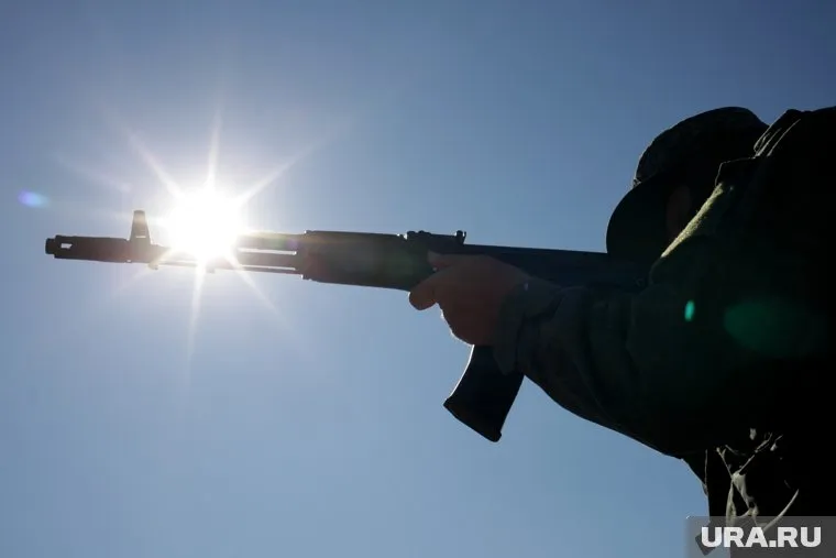 Взрывы и выстрелы слышны возле здания военно-гражданской администрации