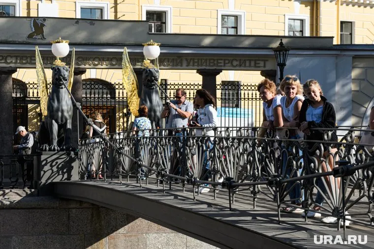 Власти Санкт-Петербурга ввели новые ограничения из-за роста заболеваемости коронавирусом