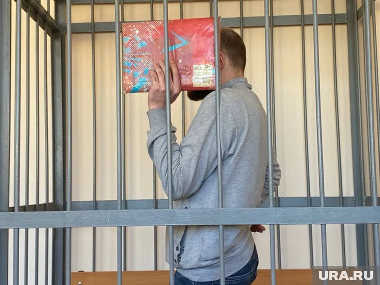 В суде Олег Щеголихин прятал лицо от журналистов (архивное фото)