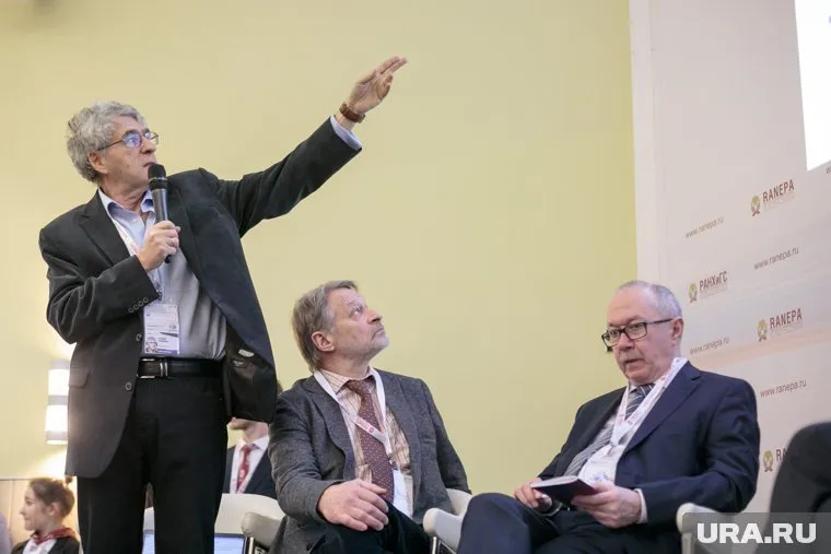 Президент Фонда «Перспектива» Леонид Гозман демонстрирует экспертный прогноз на 2018 год