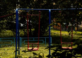 Тюменские власти объяснили, почему не возвращают демонтированную детскую площадку