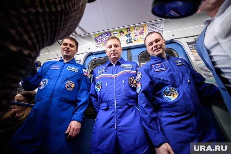 Сергей Прокопьев (по центру) пожелал юным екатеринбуржцам полюбить космос, как старшее поколение
