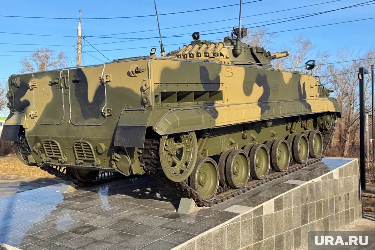 Памятник БМП-3 в Кургане у аэропорта привезли из зоны СВО 