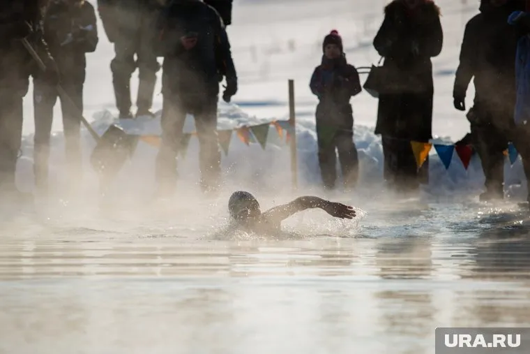 Жители Нефтеюганска устроили хороводы у проруби