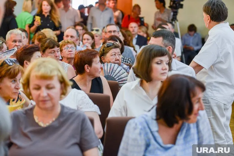 Несмотря на жару, зал был полностью заполнен