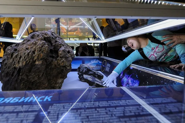 День метеорита в Государственном историческом музее Южного Урала. Челябинск, рука, экспонат, челябинский метеорит, истерика