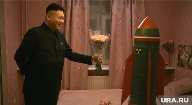 Ким Чен Ына показали влюбленным в ядерную бомбу