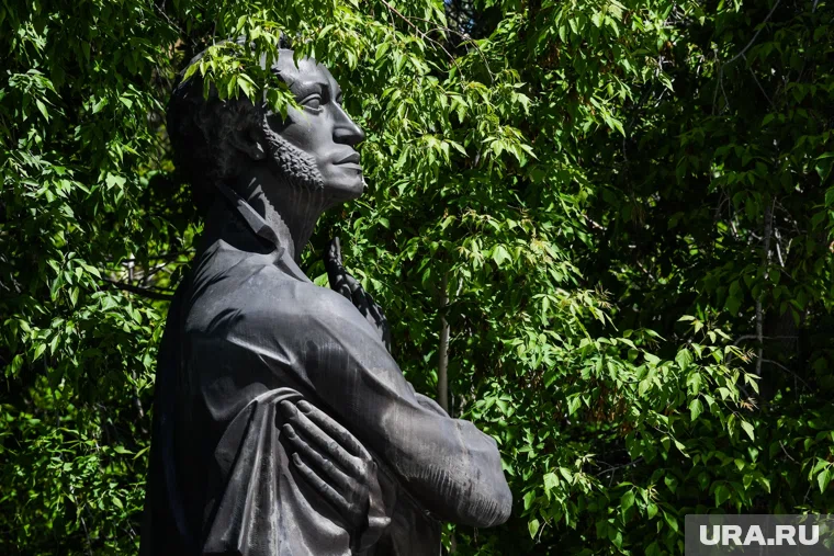 Памятник Пушкину в центре Одессы уже полностью закрыли фанерой