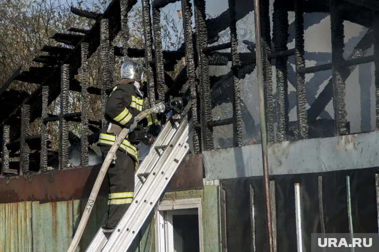 Жители деревни Тоболтуры обвинили пожарных в том, что те приезжают тушить огонь без воды (архивный снимок)