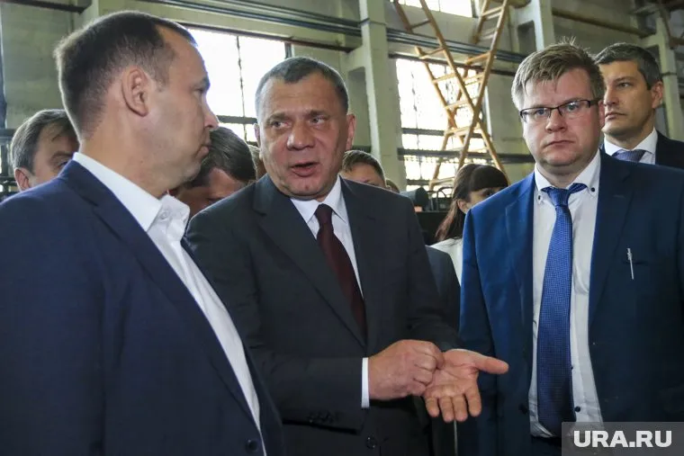 Юрий Борисов (в центре) прибыл в Курган