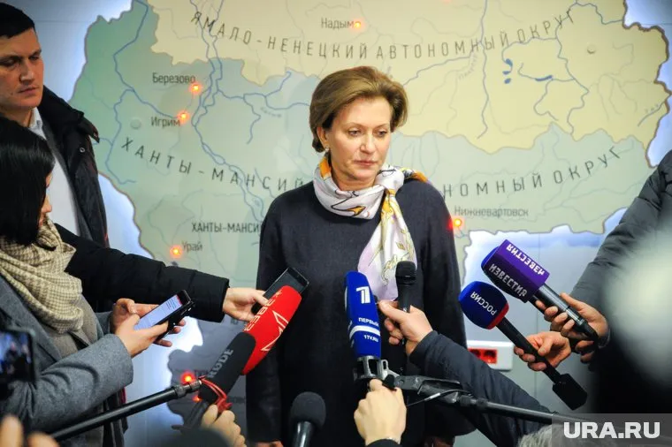 Выдачу QR-кодов людям с антителами обсуждают в правительстве, рассказала Анна Попова