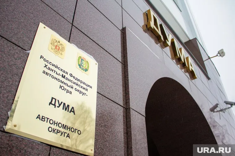 Отношения между крыльями югорского Белого дома сегодня накалились беспрецедентно