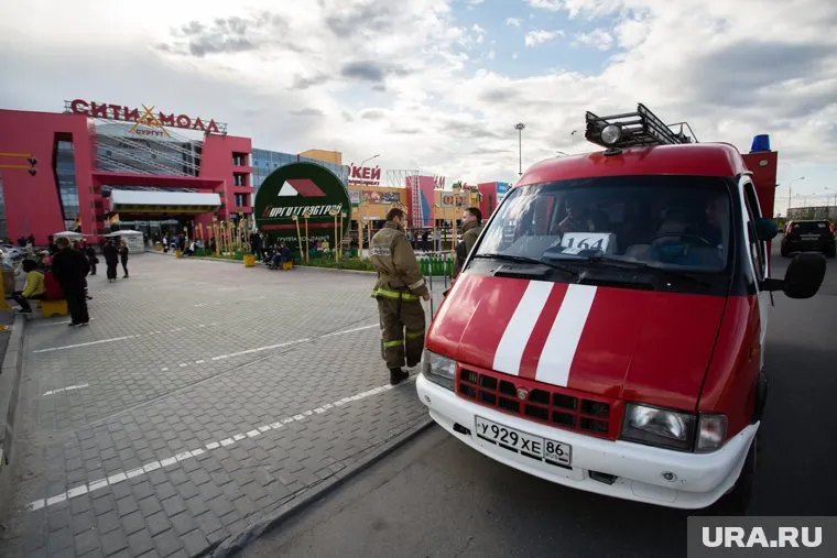 К сургутскому ТРЦ подъехали несколько пожарных машин
