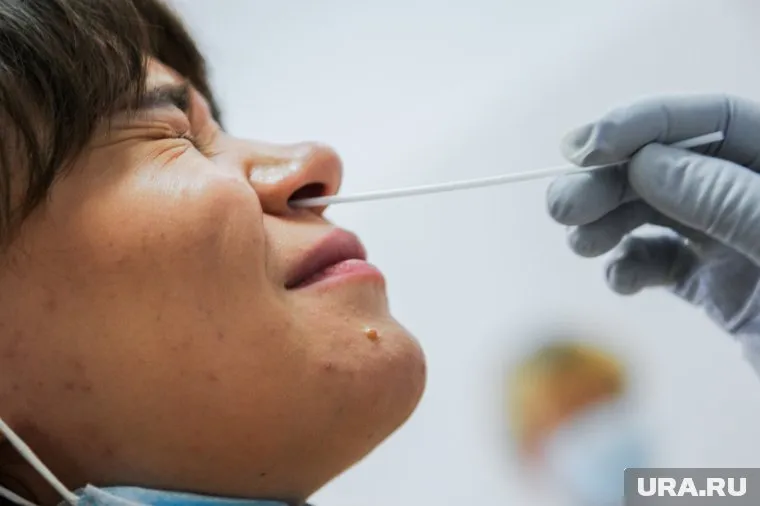 Наиболее опасны штаммы COVID-19, которые умеют широко распространяться, отметил Александр Чепурнов