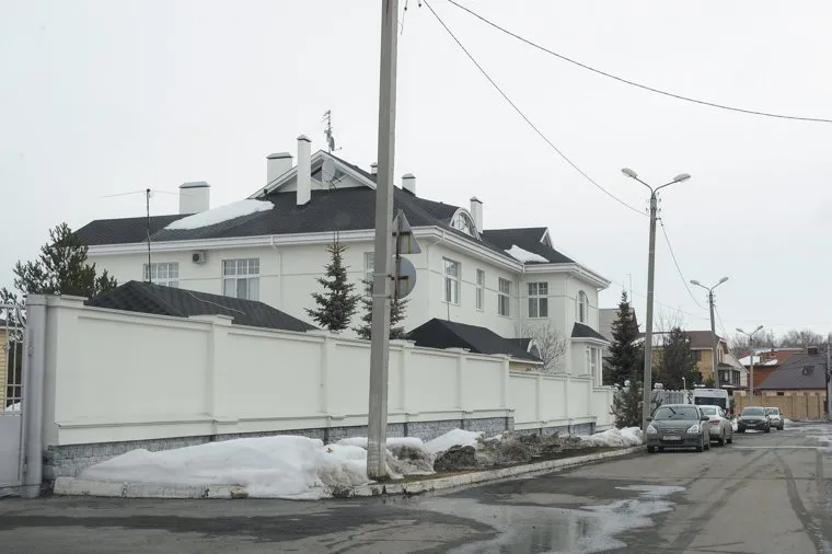 Дом Юревича где проводит обыск ФСБ и СК. Тарасовка. Челябинск, дом юревича