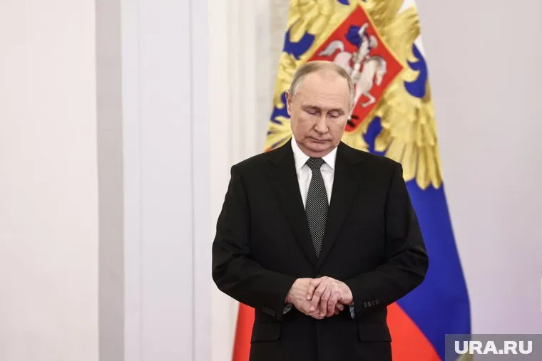 Путин возложил к основанию памятника букет красных роз, перевязанный траурной черной лентой