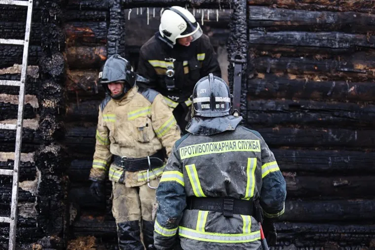 Сгоревший дом в селе Шмаково, где погибли дети. Курган