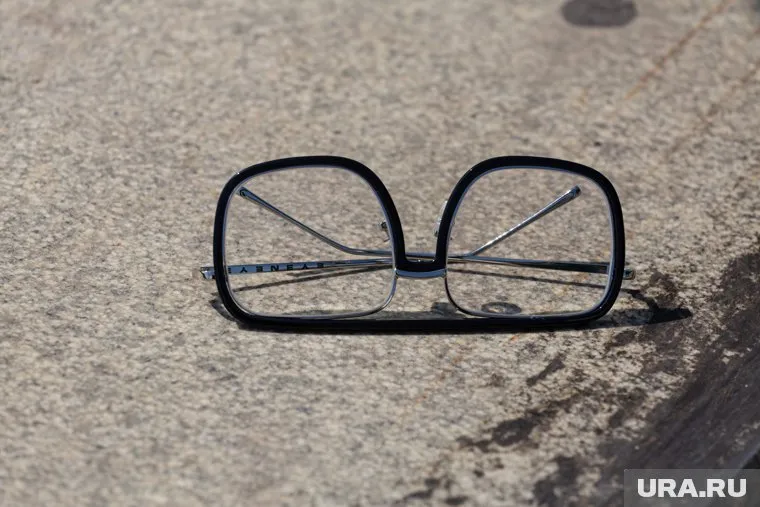 Пластик от разбитых очков повредил щеку девушки (архивное фото)