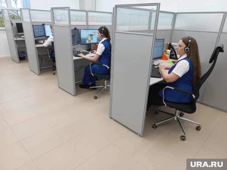 Специалисты центра работают как с помощью текстовых сообщений, так и по аудио и видео