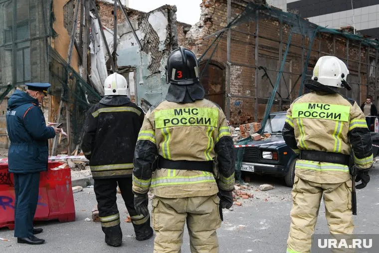 На складе есть угроза дальнейшего обрушения крыши