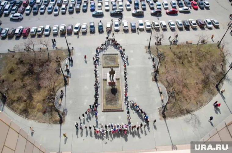 В ракете, в которую выстроились челябинские студенты, острые на язык интернет-пользователи увидели фаллос