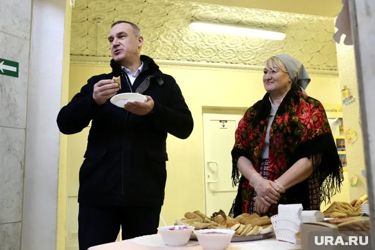 На участке Руслан Кухарук пообщался с волонтерами и попробовал блины