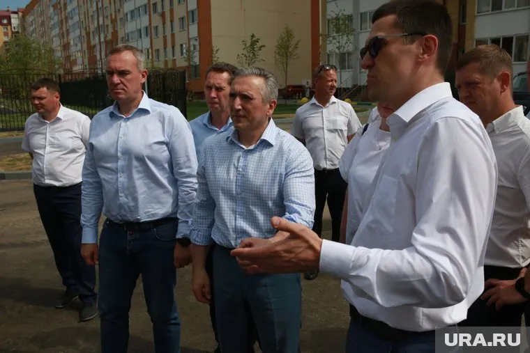 Александру Моору (посередине) показали новую школу