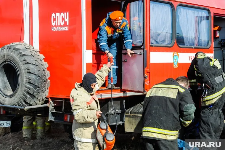 Пожарные спасают церковь в Межевом
