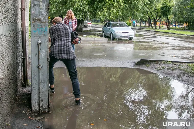 Жители сообщают, что проблема с тротуаром существует много лет