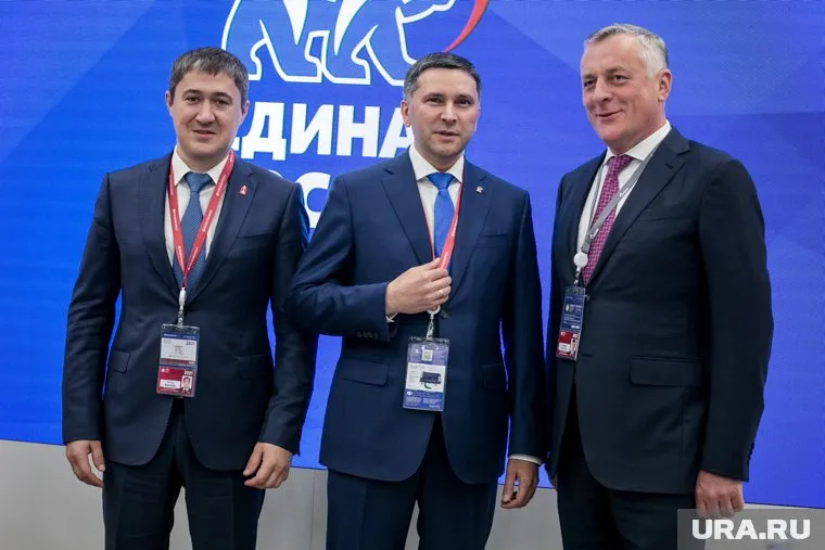 Сергей Густов (справа) едет на конференцию, где Махонин (слева) станет секретарем реготделения ЕР