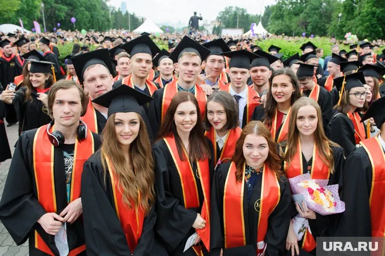 Если выпускники вузов едут работать в отдаленные районы страны, их необходимо поддержать, сказал Игорь Морозов